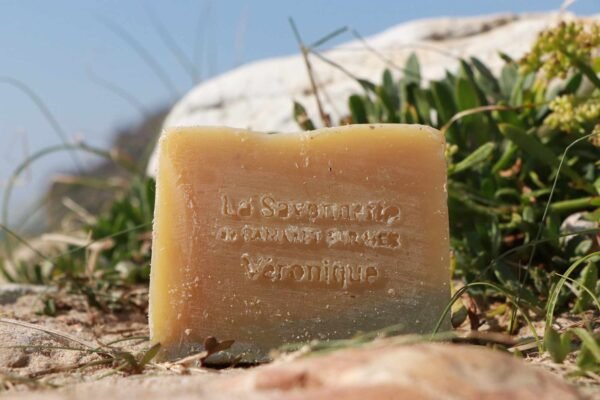 Savon Véronique - Huile d'avocat & Lait de chèvre parfumé au patchouli